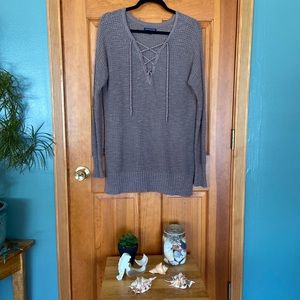 Crew neck sweater with ties in the front